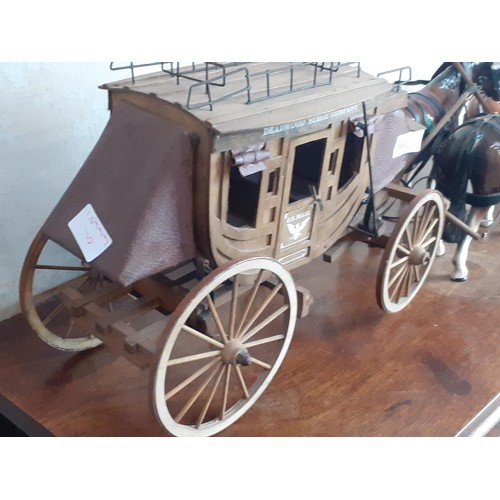 489 - A STUNNING HAND CARVED VINTAGE AMERICAN STAGE COACH WITH 4 MELBA WARE HORSE