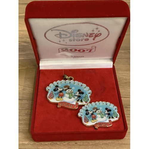 569 - A DISNEY 2007 KEY CHAIN & MATCHING BADGE