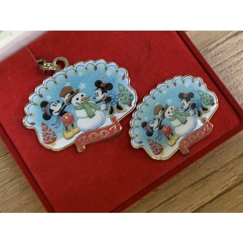 569 - A DISNEY 2007 KEY CHAIN & MATCHING BADGE