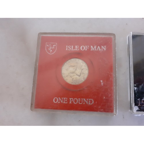 571 - AN ISLE OF MAN CROWN & AN ISLE OF MAN £1 COIN