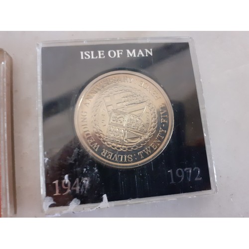 571 - AN ISLE OF MAN CROWN & AN ISLE OF MAN £1 COIN