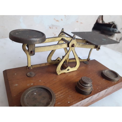 573 - VINTAGE SET OF LETTER WEIGHINHG SCALES ON OAK BASE with weights