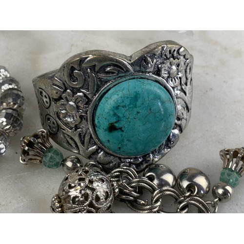 603 - A MIXED LOT OF JEWELLERY TO INCLUDE TURQUOISE BANGLE