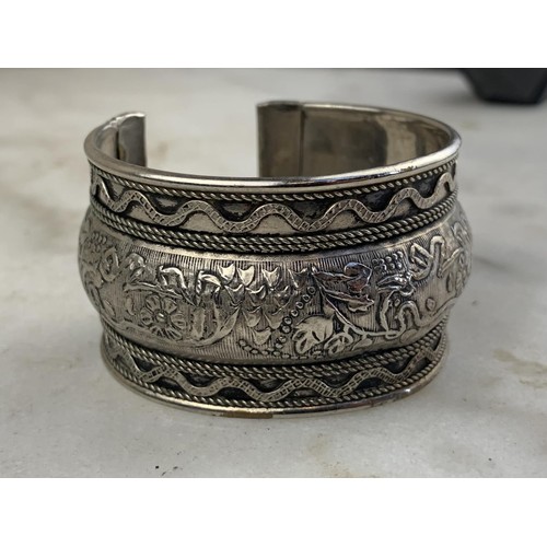 607 - AN ORNATE CUFF BANGLE