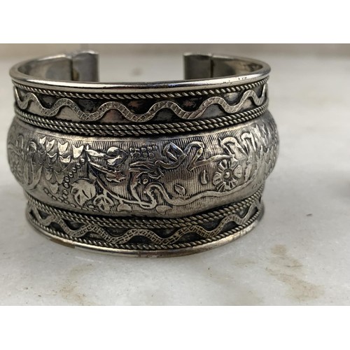 607 - AN ORNATE CUFF BANGLE