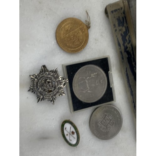 608 - AN ORNATE TRINKET BOX & CONTENTS TO INCLUDE COINS, MEDALS ETC