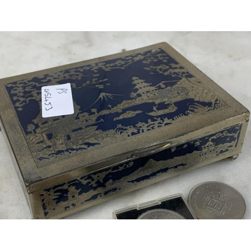 608 - AN ORNATE TRINKET BOX & CONTENTS TO INCLUDE COINS, MEDALS ETC