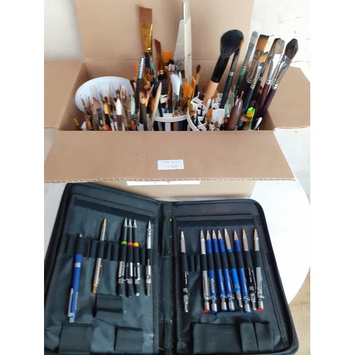 640 - QTY OF ARTIST BRUSHES