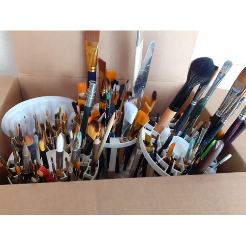 640 - QTY OF ARTIST BRUSHES