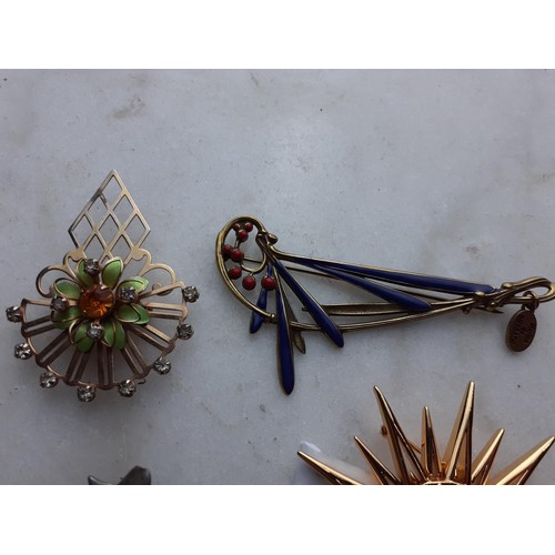 204 - 4 MIXED HIGH QUALITY BROOCHES