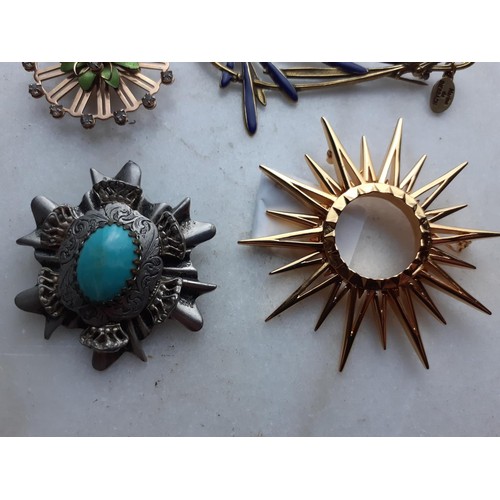 204 - 4 MIXED HIGH QUALITY BROOCHES