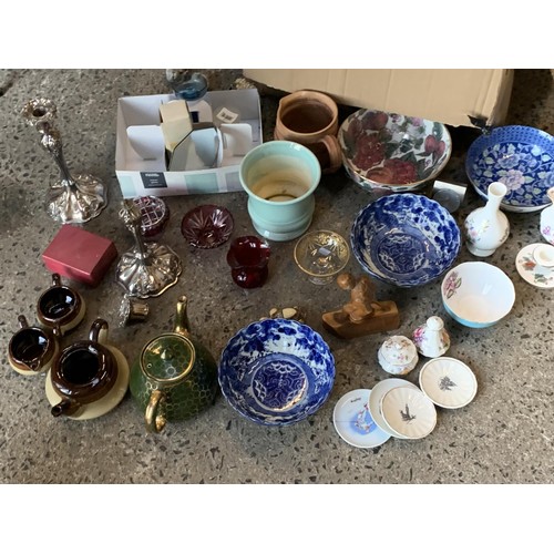 14 - A LARGE MIXED TABLE LOT TO INCLUDE ORIENTAL WARE, BELLEEK, CROWN DERBY ETC