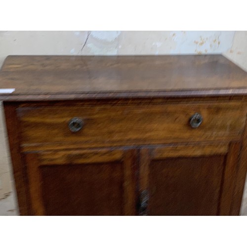 32 - A SMALL OAK 2 DOOR 1 DRAWER SIDEBOARD 30 x 15 x 30 1/2