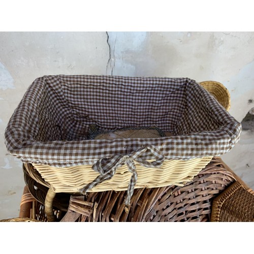 104 - A QTY OF MIXED WICKER BASKETS ETC