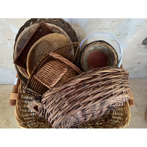 104 - A QTY OF MIXED WICKER BASKETS ETC