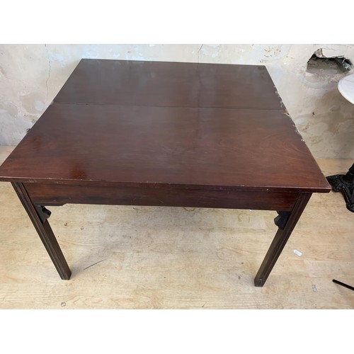 116 - A EARLY TURN-OVER LEAF TABLE