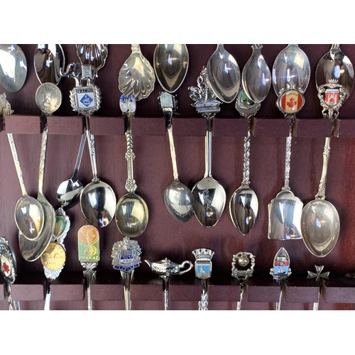 122 - A LOT OF MIXED COLLECTOR SPOONS IN HANGING DISPLAY