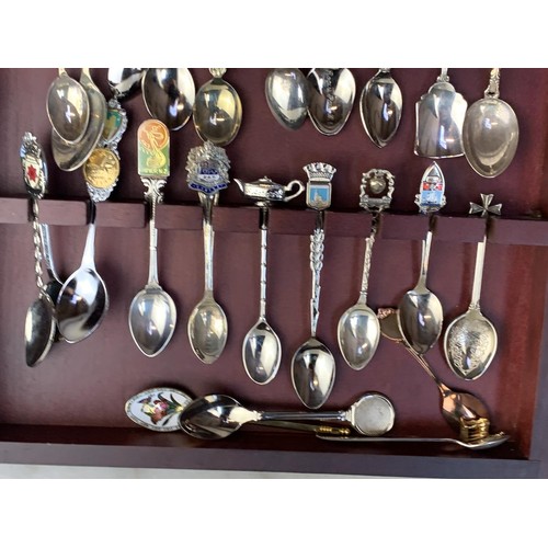 122 - A LOT OF MIXED COLLECTOR SPOONS IN HANGING DISPLAY