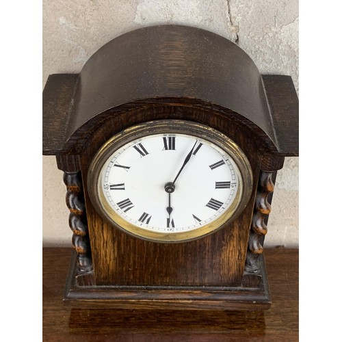 172 - AN OAK TWIST PILLARED MANTLE CLOCK