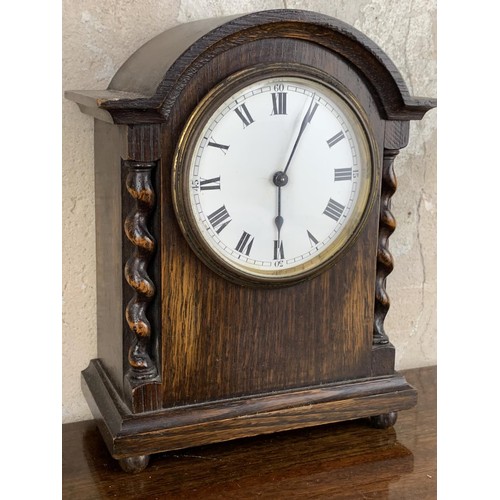 172 - AN OAK TWIST PILLARED MANTLE CLOCK