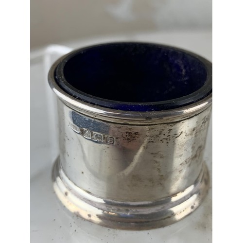 216 - A BIRHINGHAM SILVER INKWELL WITH BLUE GLASS LINER 15.4G SILVER WEIGHT