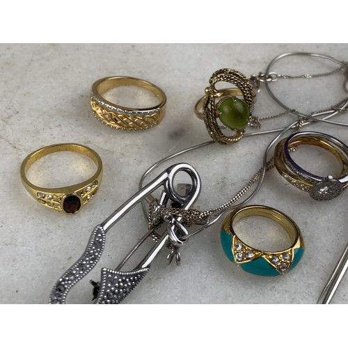 220 - 5 ASSORTED DRESS RINGS, 2 SILVER BROOCHES, 2 SILVER CROSS & CHAINS