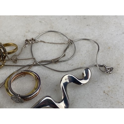 220 - 5 ASSORTED DRESS RINGS, 2 SILVER BROOCHES, 2 SILVER CROSS & CHAINS