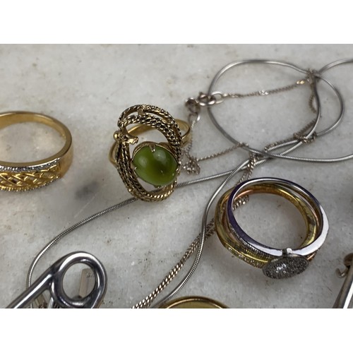 220 - 5 ASSORTED DRESS RINGS, 2 SILVER BROOCHES, 2 SILVER CROSS & CHAINS