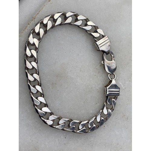 228 - A GENTS HEAVY SILVER CURB LINK BRACELET 26.3g