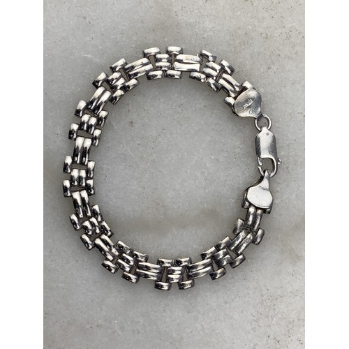 233 - AN UNUSUAL FANCY LINK BRACELET 12g