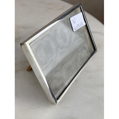 245 - A BIRHINGHAM 1916 SILVER PHOTO FRAME