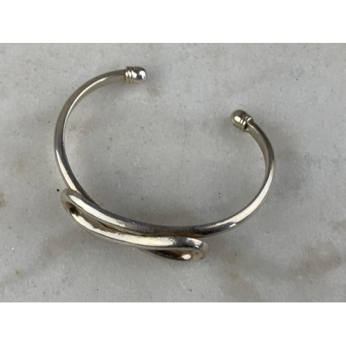 281 - A HEAVY SILVER KNOT STYLE BRACELET WEIGHS 24.4G