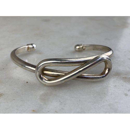 281 - A HEAVY SILVER KNOT STYLE BRACELET WEIGHS 24.4G