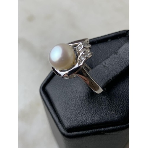 284 - A SILVER PEARL & GEM STONE RING SIZE P