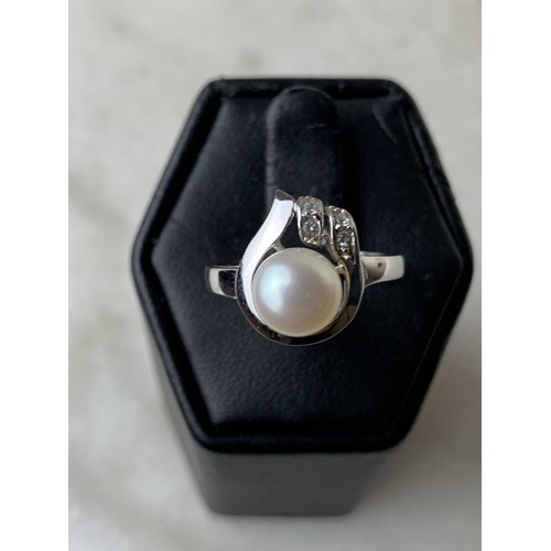 284 - A SILVER PEARL & GEM STONE RING SIZE P