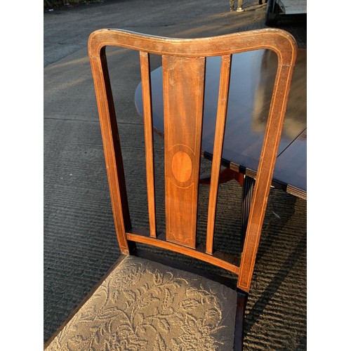 298 - A QUALTIY MAHOGANY TWIN PEDESTAL TABLE WITH EXTRA LEAF & A SET OF 4 BEAUTIFULLY INLAID DINING CHAIRS