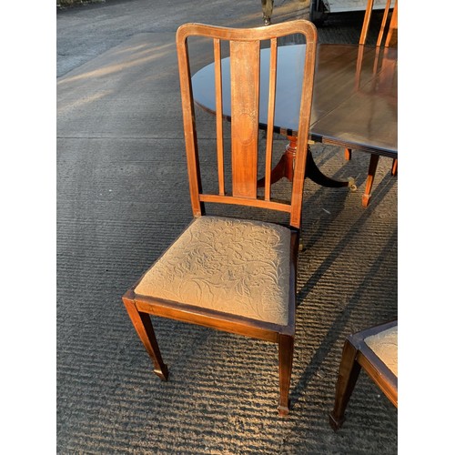 298 - A QUALTIY MAHOGANY TWIN PEDESTAL TABLE WITH EXTRA LEAF & A SET OF 4 BEAUTIFULLY INLAID DINING CHAIRS