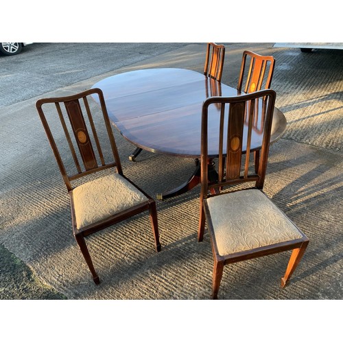 298 - A QUALTIY MAHOGANY TWIN PEDESTAL TABLE WITH EXTRA LEAF & A SET OF 4 BEAUTIFULLY INLAID DINING CHAIRS