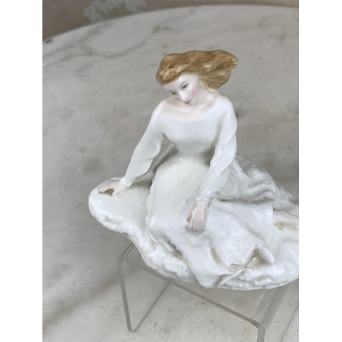 324 - A ROYAL DOULTON FIGURINE 