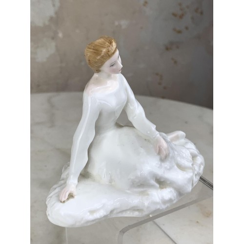 324 - A ROYAL DOULTON FIGURINE 