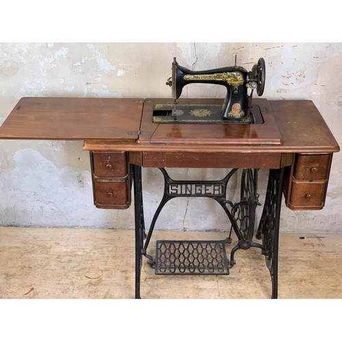 379 - A SINGER SEWING MACHINE COMPLETE WITH ORIGINAL CASE BASE