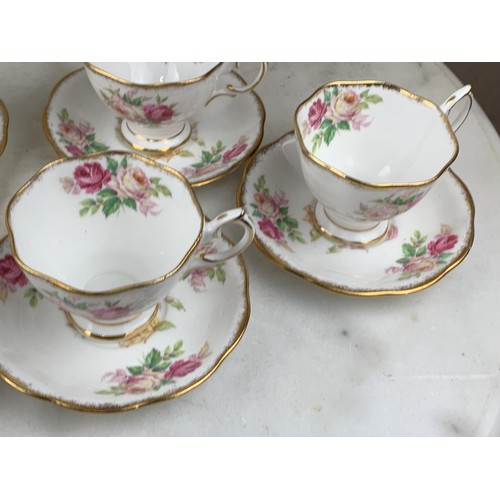 391 - A 15 PIECE ROYAL ALBERT SERVICE