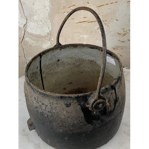 431 - A ROUND VINTAGE BLACK CAST IRON POT 14