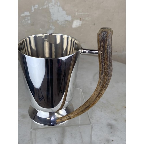 579 - A SILVER PLATED TANKARD WITH  HORN HANDLE