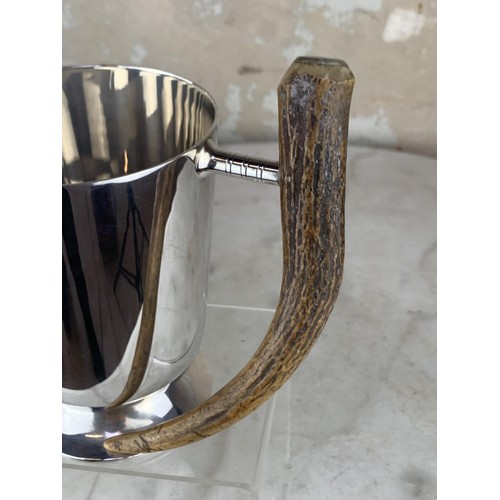 579 - A SILVER PLATED TANKARD WITH  HORN HANDLE