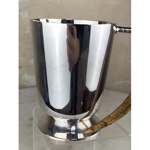 579 - A SILVER PLATED TANKARD WITH  HORN HANDLE