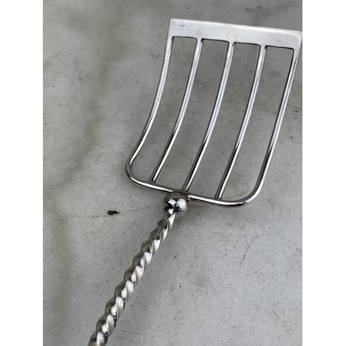 516 - AN ORNATE TWIST STEM BONE HANDLED SPATULA