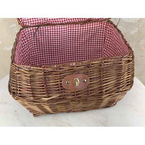 521 - A LINED WICKER BASKET