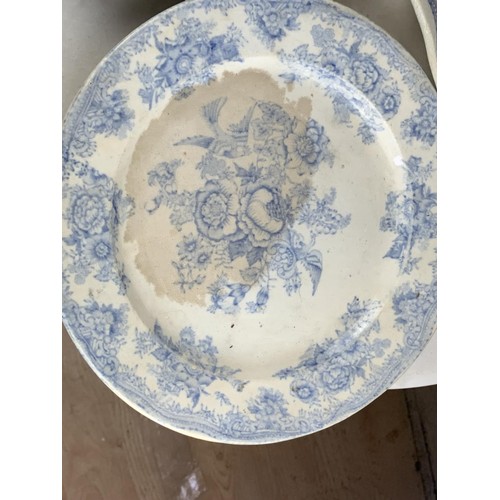 524 - A BLUE & WHITE PLATTER & 2 PLATES