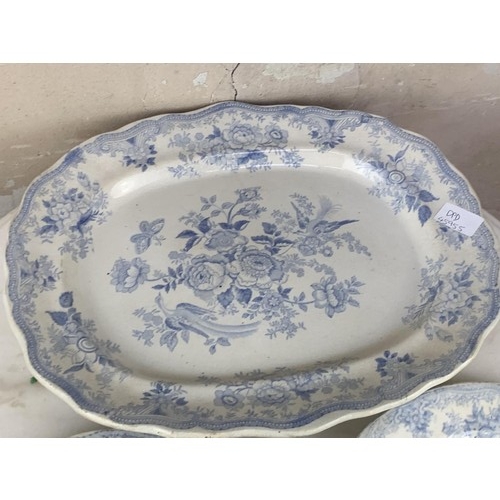 524 - A BLUE & WHITE PLATTER & 2 PLATES